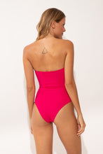 Carica l'immagine nel visualizzatore di Gallery, Model Back: Wednesday In Hawaii By Rio De Sol Intero Guava Aloha
