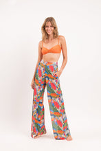 Carica l'immagine nel visualizzatore di Gallery, Model Front: Rio De Sol Pantaloni Da Spiaggia Jungle Wide Pants