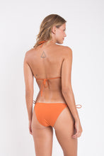 Carica l'immagine nel visualizzatore di Gallery, Model Back: Rio De Sol Slip Bottom Ocre Ibiza-Comfy
