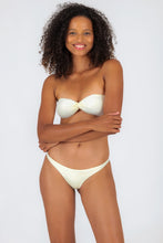 Carica l'immagine nel visualizzatore di Gallery, Model Front: Rio De Sol Reggiseno Top Off-White Twist