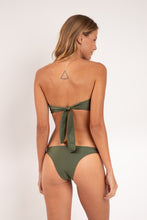 Carica l'immagine nel visualizzatore di Gallery, Model Back: Rio De Sol Slip Bottom Shimmer-Croco Leblon
