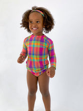 Carica l'immagine nel visualizzatore di Gallery, Model Front: Rio De Sol Protezioni Da Eruzioni Tulip-Garden Rash-Guard Kids
