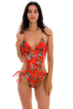 Carica l'immagine nel visualizzatore di Gallery, Model Front: Rio De Sol Intero Wildflowers Trikini