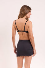 Carica l'immagine nel visualizzatore di Gallery, Model Back: Rio De Sol Gonna Da Spiaggia Black Mini Skirt Ruched