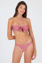 Carica l'immagine nel visualizzatore di Gallery, Model Front: Rio De Sol Completo Set Shimmer-Confetti Bandeau-Knot Nice-Fio