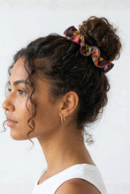 Carica l'immagine nel visualizzatore di Gallery, Model Front: Rio De Sol Accessori Per Capelli Fiore Scrunchie