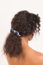 Carica l'immagine nel visualizzatore di Gallery, Model Front: Rio De Sol Accessori Per Capelli Pottery Scrunchie