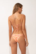 Carica l'immagine nel visualizzatore di Gallery, Model Back: Rio De Sol Slip Bottom Ditsy-Butter Lacinho