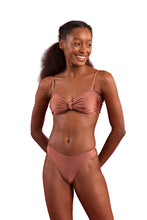 Carica l'immagine nel visualizzatore di Gallery, Model Front: Rio De Sol Completo Set Shimmer-Copper Bandeau-Joy Nice-Fio