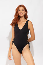 Carica l'immagine nel visualizzatore di Gallery, Model Front: Rio De Sol Intero Solar-Black Zoe