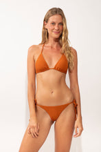 Carica l'immagine nel visualizzatore di Gallery, Model Front: Rio De Sol Reggiseno Top Ferrugo Tri-Inv