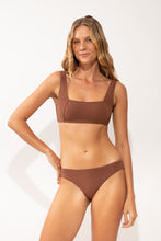 Carica l'immagine nel visualizzatore di Gallery, Model Front: Rio De Sol Slip Bottom Sand-Cappuccino Essential-Comfy