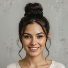 Carica l'immagine nel visualizzatore di Gallery, Model Front: Rio De Sol Accessori Per Capelli Icon-Nero Scrunchie