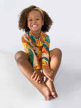 Carica l'immagine nel visualizzatore di Gallery, Model Front: Rio De Sol Protezioni Da Eruzioni El-Arco Rash-Guard Kids