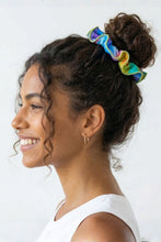 Carica l'immagine nel visualizzatore di Gallery, Model Front: Rio De Sol Accessori Per Capelli Fusion Scrunchie