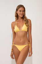 Carica l'immagine nel visualizzatore di Gallery, Model Front: Wednesday In Hawaii By Rio De Sol Slip Bottom Lilikoi Kaleia