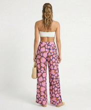 Carica l'immagine nel visualizzatore di Gallery, Model Back: Rio De Sol Pantaloni Da Spiaggia Amore-Pink Wide Pants