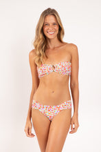 Carica l'immagine nel visualizzatore di Gallery, Model Front: Rio De Sol Reggiseno Top Ditsy-Sky Mavi