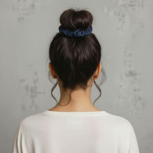 Carica l'immagine nel visualizzatore di Gallery, Model Back: Rio De Sol Accessori Per Capelli Navy Scrunchie