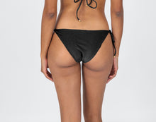 Carica l'immagine nel visualizzatore di Gallery, Model Back: Rio De Sol Slip Bottom Shimmer-Black Ibiza-Comfy