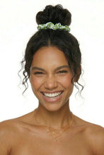 Carica l'immagine nel visualizzatore di Gallery, Model Front: Rio De Sol Accessori Per Capelli Palms Scrunchie