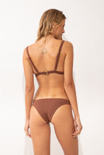 Carica l'immagine nel visualizzatore di Gallery, Model Back: Rio De Sol Slip Bottom Sand-Cappuccino Leblon