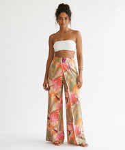 Carica l'immagine nel visualizzatore di Gallery, Model Front: Rio De Sol Pantaloni Da Spiaggia Oasis Wide Pants