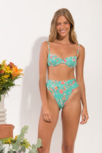 Carica l'immagine nel visualizzatore di Gallery, Model Front: Rio De Sol Completo Set Botanic Balconet Hotpant-Cos
