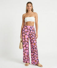 Carica l'immagine nel visualizzatore di Gallery, Model Front: Rio De Sol Pantaloni Da Spiaggia Amore-Pink Wide Pants