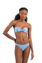 Carica l'immagine nel visualizzatore di Gallery, Model Front: Rio De Sol Completo Set Shimmer-Baltic-Sea Bandeau-Joy Essential