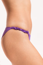 Carica l'immagine nel visualizzatore di Gallery, Image 09: Rio De Sol Completo Set Amuleto Bandeau-Crispy Cheeky-Crispy