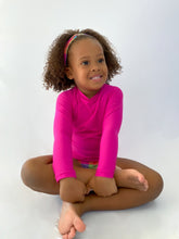 Carica l'immagine nel visualizzatore di Gallery, Model Front: Rio De Sol Protezioni Da Eruzioni Amaranto Rash-Guard Kids