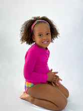 Carica l'immagine nel visualizzatore di Gallery, Model Back: Rio De Sol Protezioni Da Eruzioni Amaranto Rash-Guard Kids