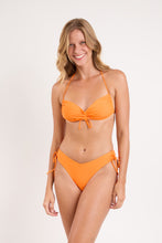 Carica l'immagine nel visualizzatore di Gallery, Model Front: Rio De Sol Slip Bottom Bio-Laranjada Lola