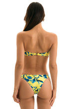 Carica l'immagine nel visualizzatore di Gallery, Model Back: Rio De Sol Slip Bottom Lemon Flower Bandeau