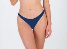 Carica l'immagine nel visualizzatore di Gallery, Model Front: Rio De Sol Slip Bottom Navy Essential-Comfy