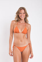 Carica l'immagine nel visualizzatore di Gallery, Model Front: Rio De Sol Slip Bottom Ocre Ibiza-Comfy
