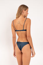 Carica l'immagine nel visualizzatore di Gallery, Model Back: Rio De Sol Slip Bottom Shimmer-Shark Cheeky-Tie-Gold