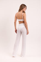 Carica l'immagine nel visualizzatore di Gallery, Model Back: Rio De Sol Pantaloni Da Spiaggia Memphis-White Pants Lana