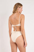 Carica l'immagine nel visualizzatore di Gallery, Model Back: Rio De Sol Completo Set Malibu-Natural Bandeau-Iris High-Waist-Spin-Iris