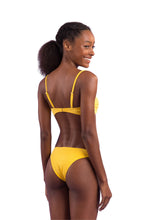 Carica l'immagine nel visualizzatore di Gallery, Model Back: Rio De Sol Completo Set Malibu-Yellow Bandeau-Duo Essential