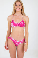 Carica l'immagine nel visualizzatore di Gallery, Model Front: Rio De Sol Completo Set Pink-Palms Bralette Madrid