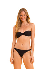 Carica l'immagine nel visualizzatore di Gallery, Model Front: Rio De Sol Reggiseno Top Bora-Black Bandeau-Joy
