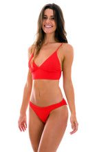 Carica l'immagine nel visualizzatore di Gallery, Model Front: Rio De Sol Reggiseno Top Cotele-Tomate Tri-Tank