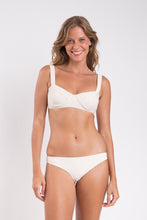Carica l'immagine nel visualizzatore di Gallery, Model Front: Rio De Sol Reggiseno Top Malibu-Natural Amelia