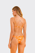 Carica l'immagine nel visualizzatore di Gallery, Model Back: Rio De Sol Reggiseno Top Trail-Orange Tri-Fixo