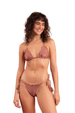 Carica l'immagine nel visualizzatore di Gallery, Model Front: Rio De Sol Slip Bottom Shimmer-Copper Frufru-Fio
