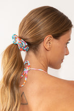Carica l'immagine nel visualizzatore di Gallery, Model Front: Rio De Sol Accessori Per Capelli Ditsy-Sky Scrunchie
