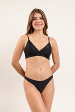 Carica l'immagine nel visualizzatore di Gallery, Model Front: Rio De Sol Reggiseno Top Touch-Black Paola
