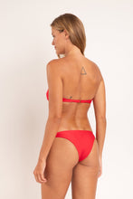 Carica l'immagine nel visualizzatore di Gallery, Model Back: Rio De Sol Completo Set Microfibra-Chic-Red Bandeau-Joy Leblon
